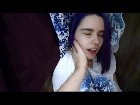 ❤️ Leidsin oma õe kapist ja aitasin tal cumida Pornovideo at us ﹏